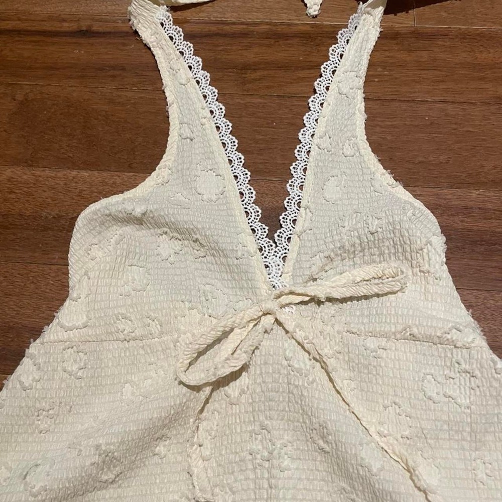 Rusty white halter top with lace trim and bow detail, size M - Picture 2 of 3